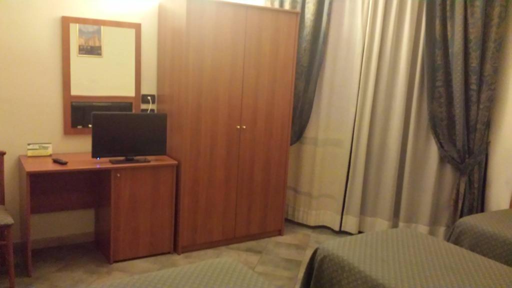 Adelphi Room & Breakfast Ferrara Exteriör bild
