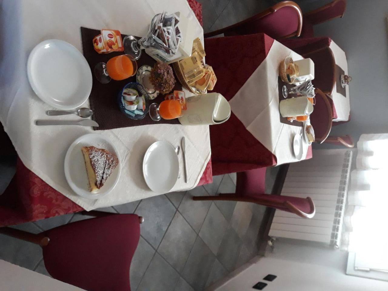 Adelphi Room & Breakfast Ferrara Exteriör bild