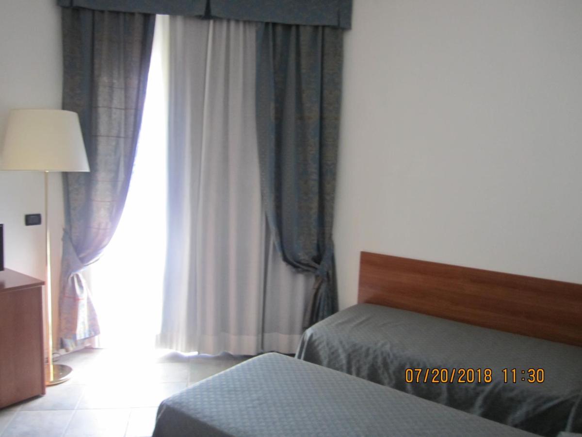Adelphi Room & Breakfast Ferrara Exteriör bild