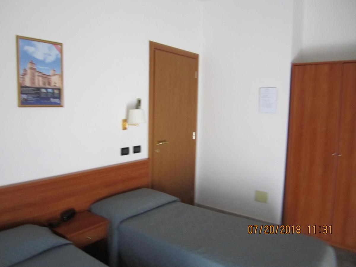 Adelphi Room & Breakfast Ferrara Exteriör bild